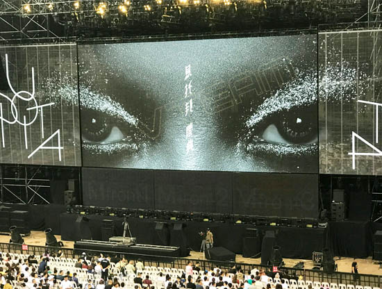 互动LED透明屏实现“人屏互动”的2种常见方法